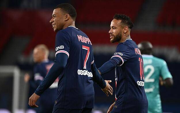  巴黎圣日耳曼锋线发威，主场轻取里昂迎三连胜